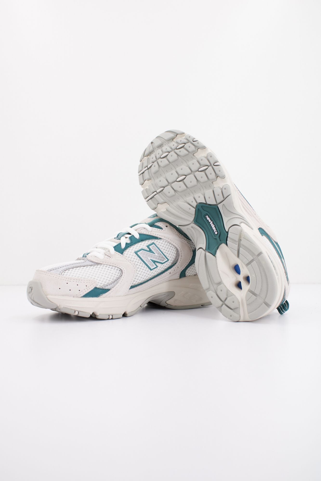 NEW BALANCE MR530 QA en color BLANCO (4)
