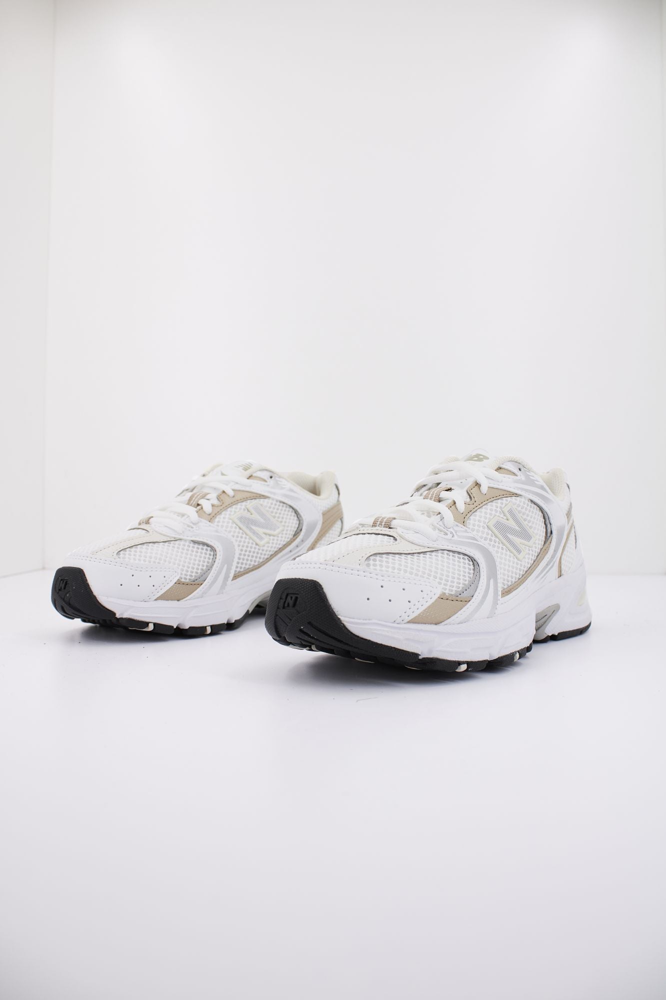 NEW BALANCE MR530 RD en color BLANCO (2)