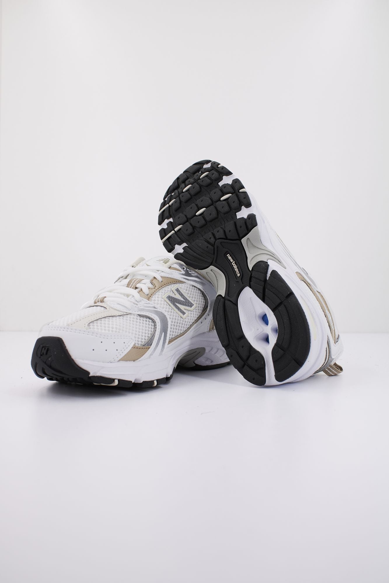 NEW BALANCE MR530 RD en color BLANCO (4)