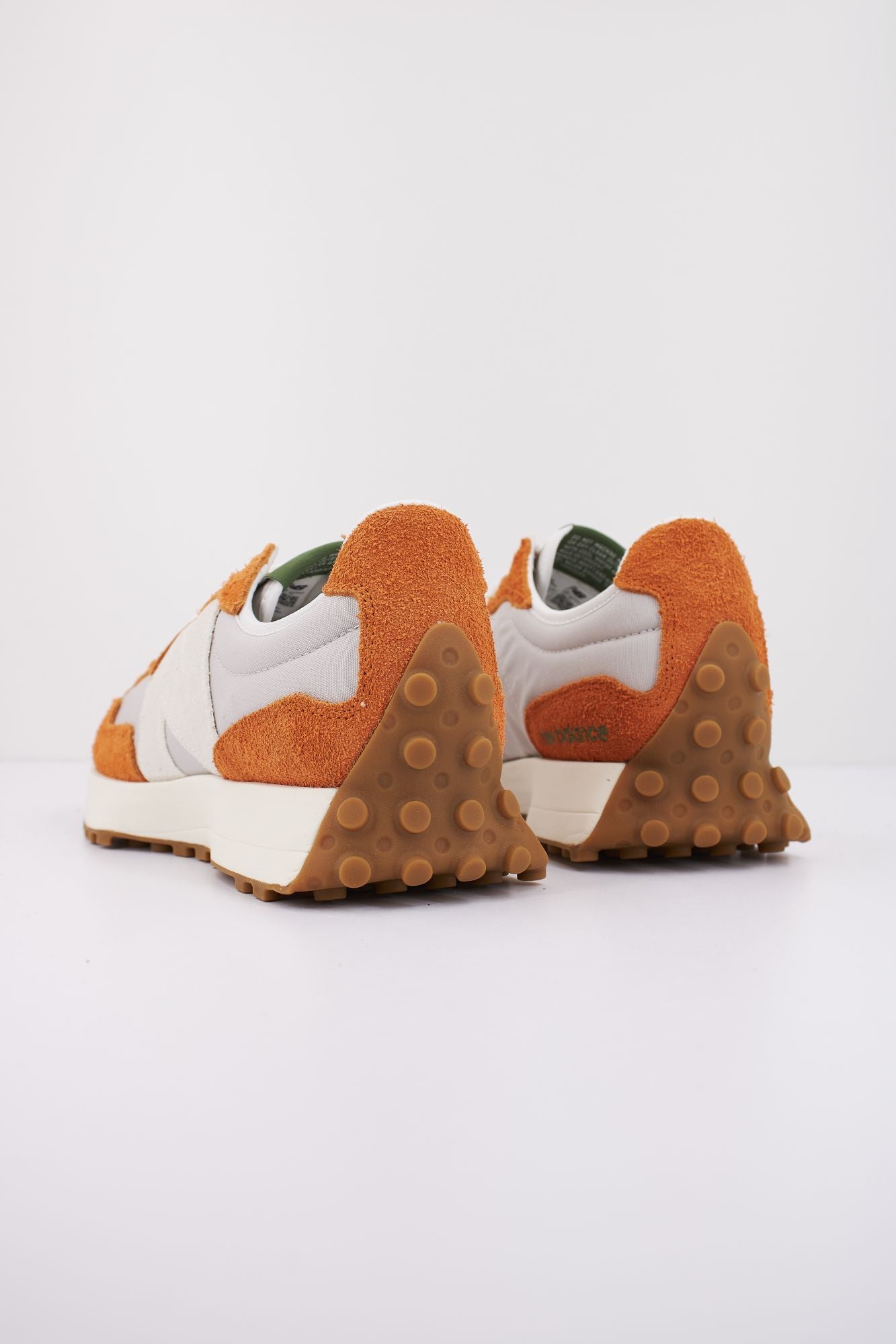 NEW BALANCE U327 SA en color NARANJA (3)