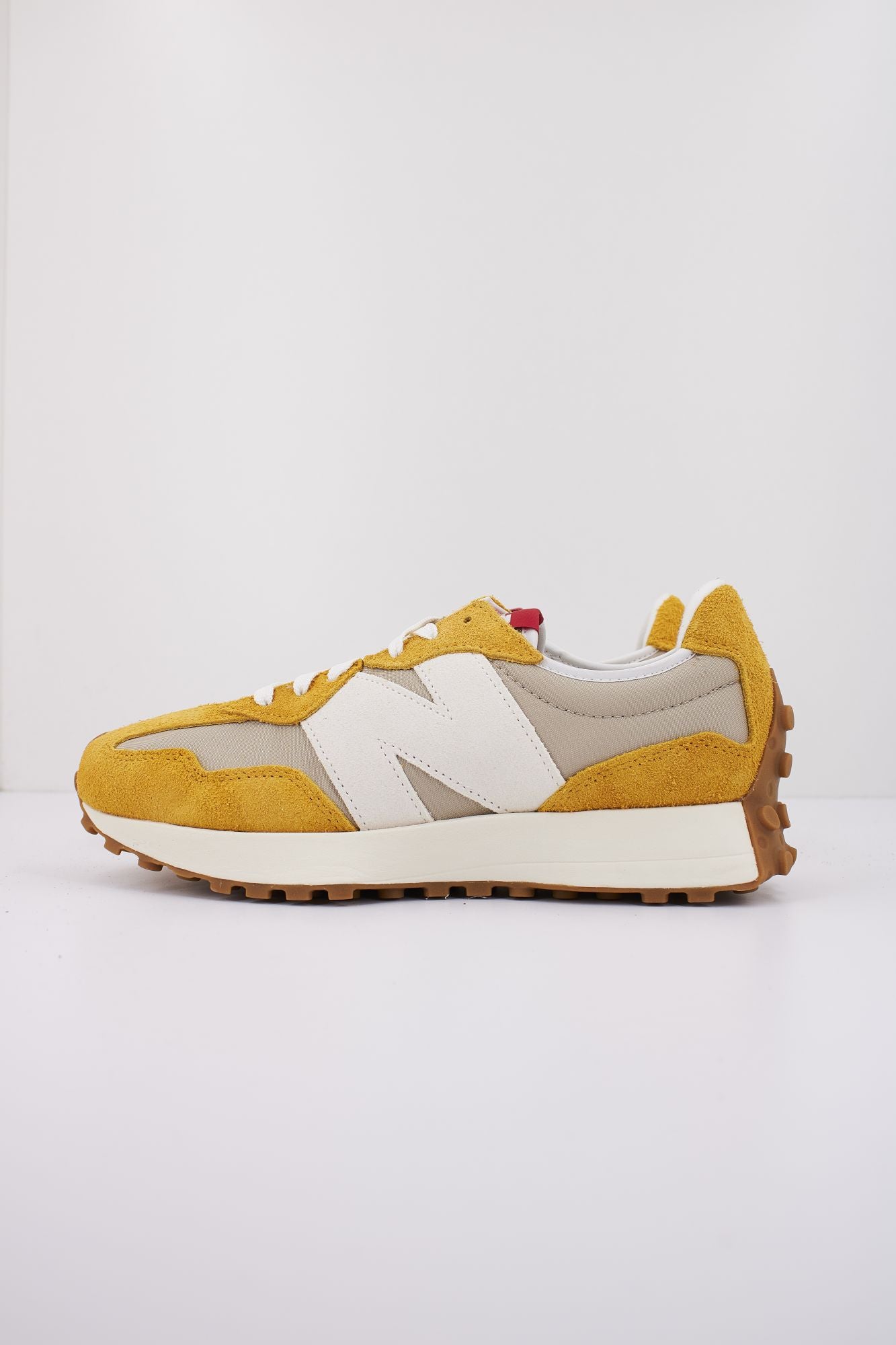 NEW BALANCE U327 SB  en color AMARILLO (1)