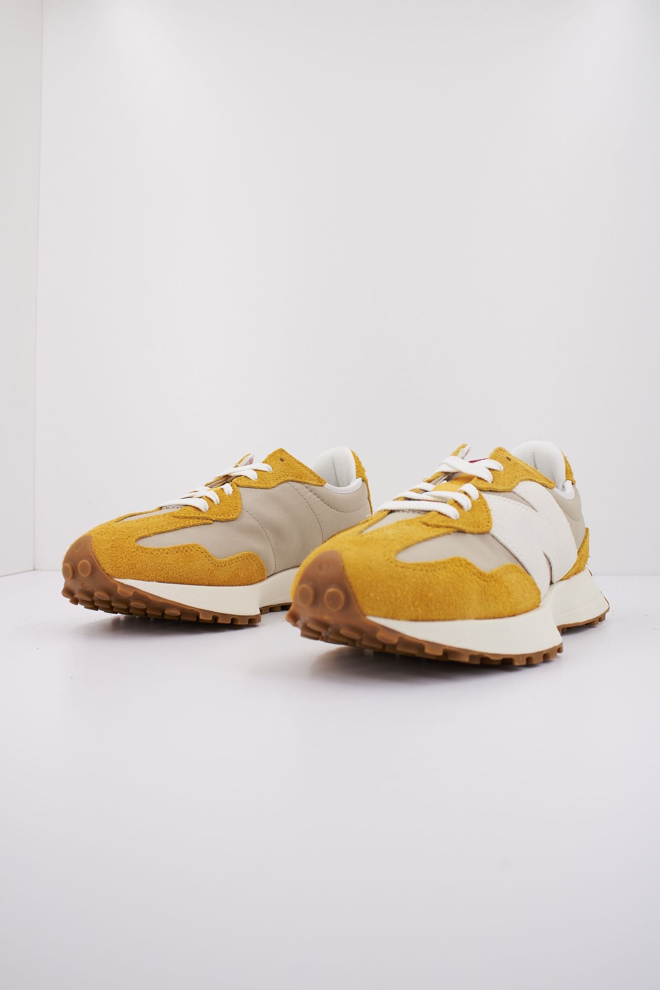 NEW BALANCE U327 SB  en color AMARILLO (2)