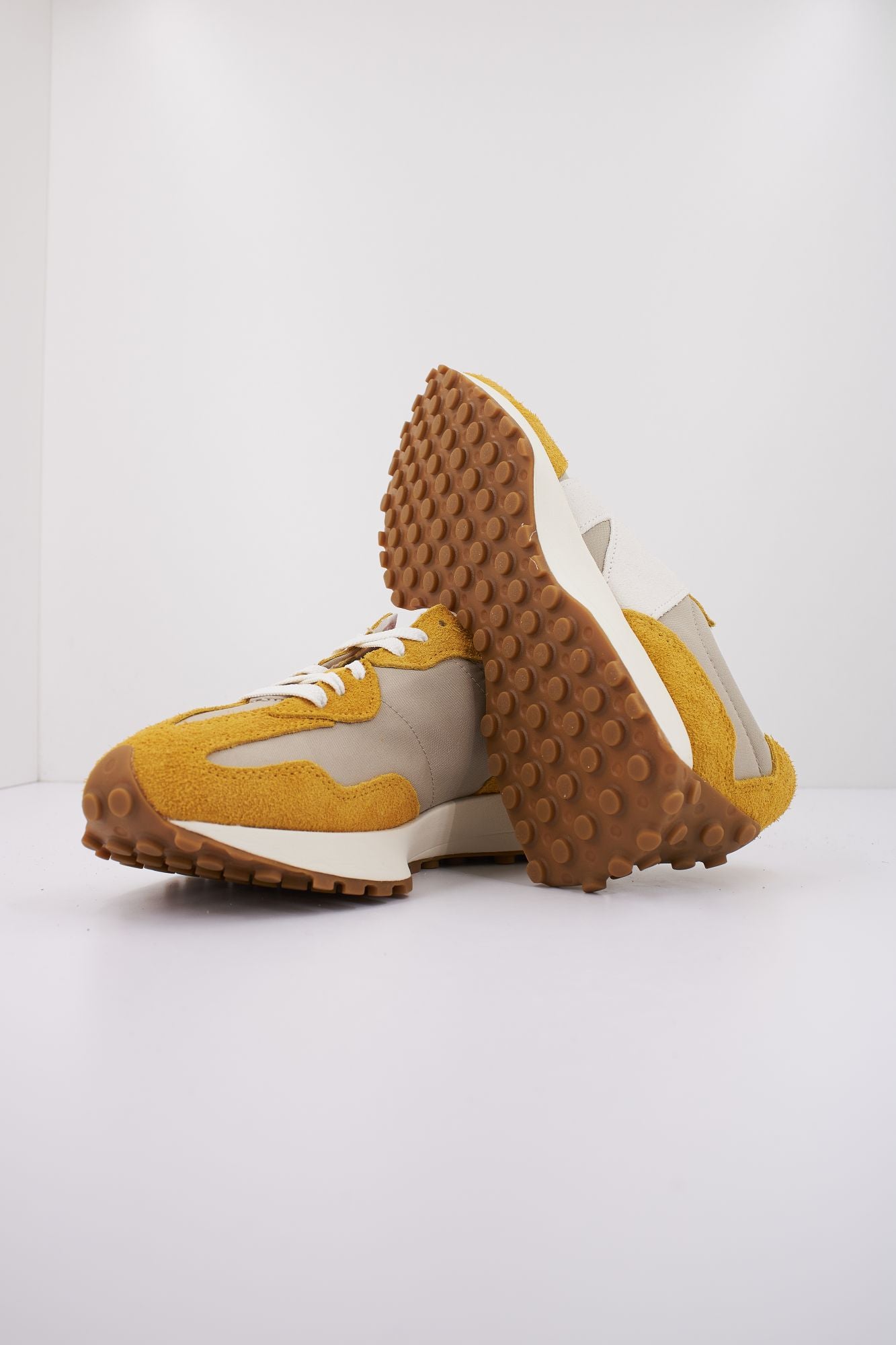 NEW BALANCE U327 SB  en color AMARILLO (4)