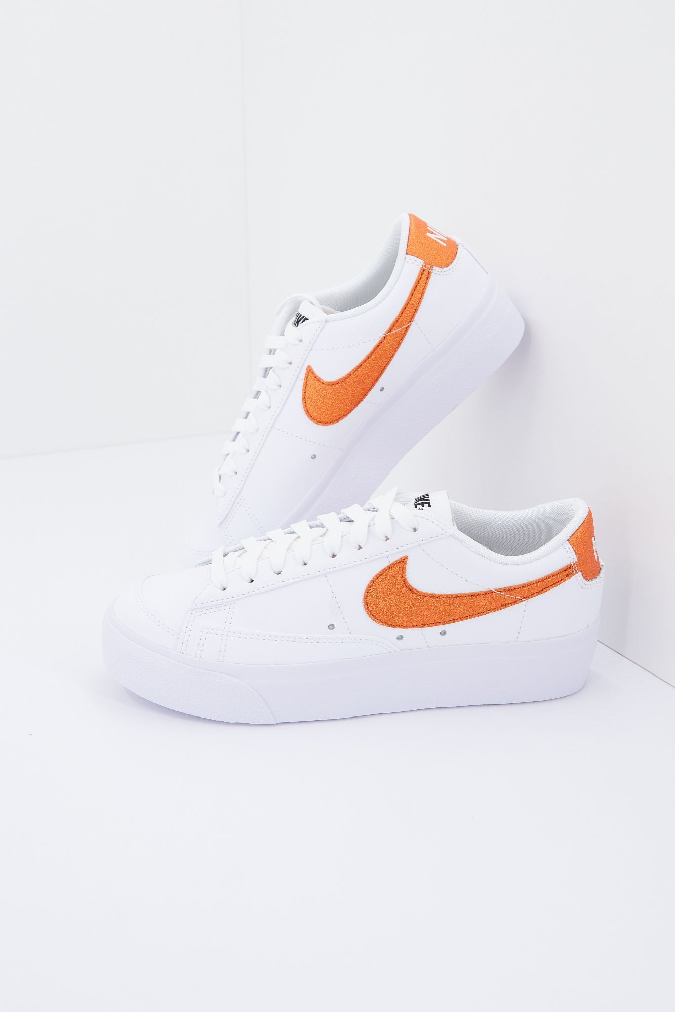 NIKE  LOW PLATFORM WOM en color BLANCO (1)