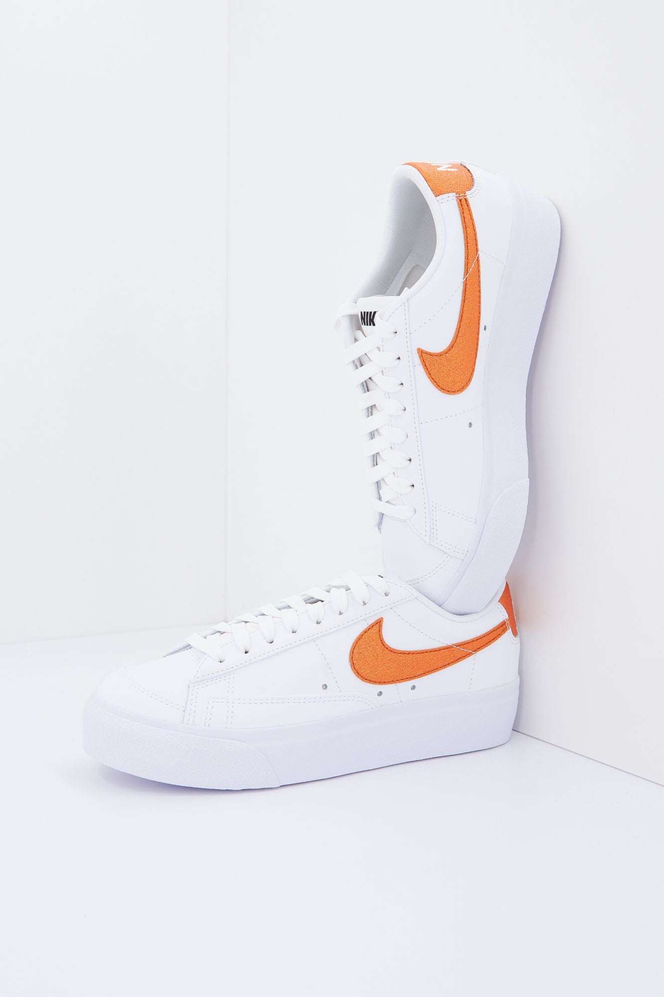 NIKE  LOW PLATFORM WOM en color BLANCO (2)