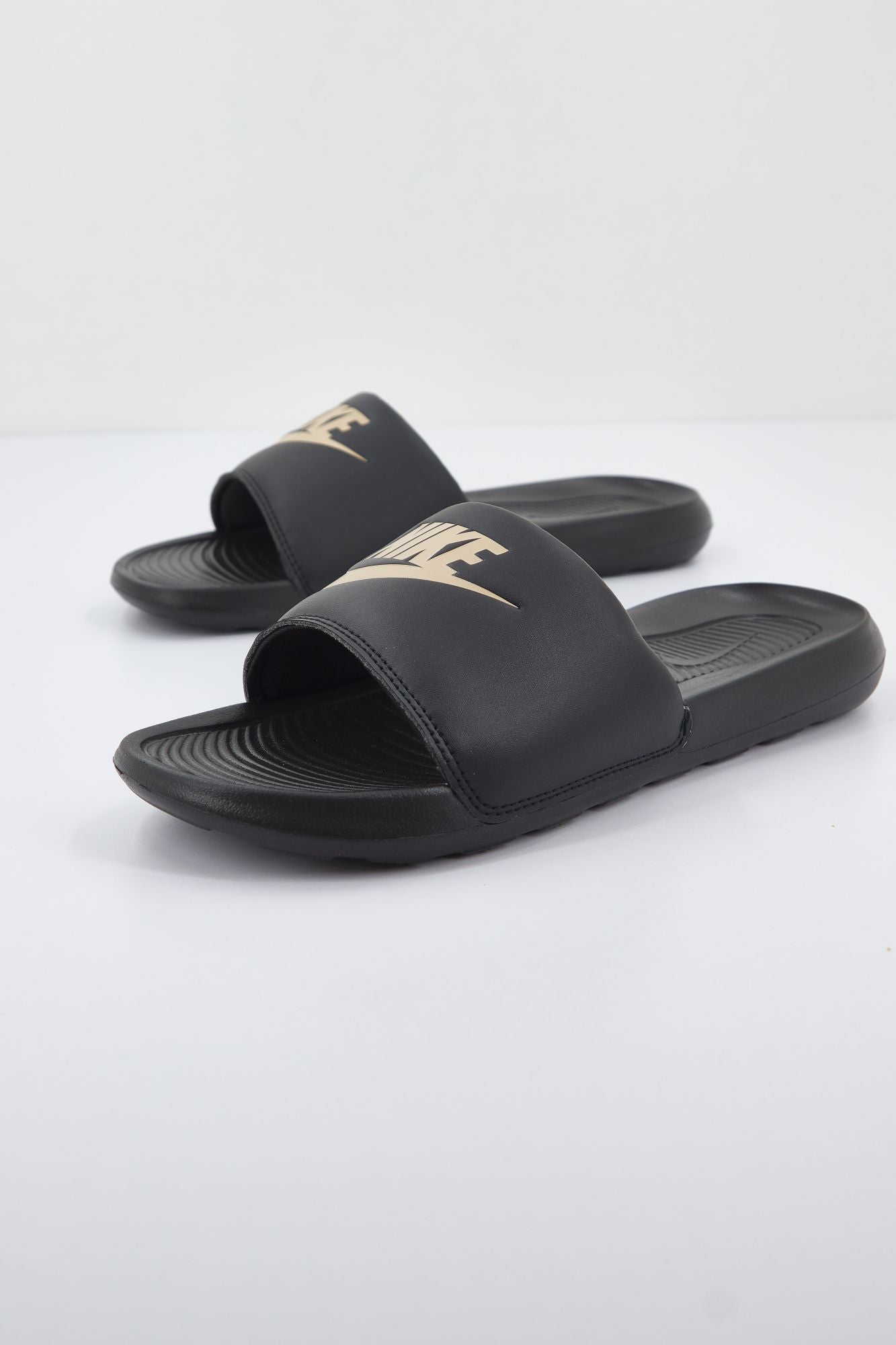 NIKE VICTORI ONE MEN'S SLIDE en color NEGRO (3)