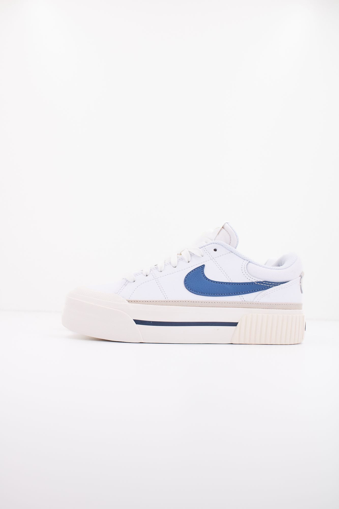 NIKE  COURT LEGACY LIFT en color BLANCO (1)