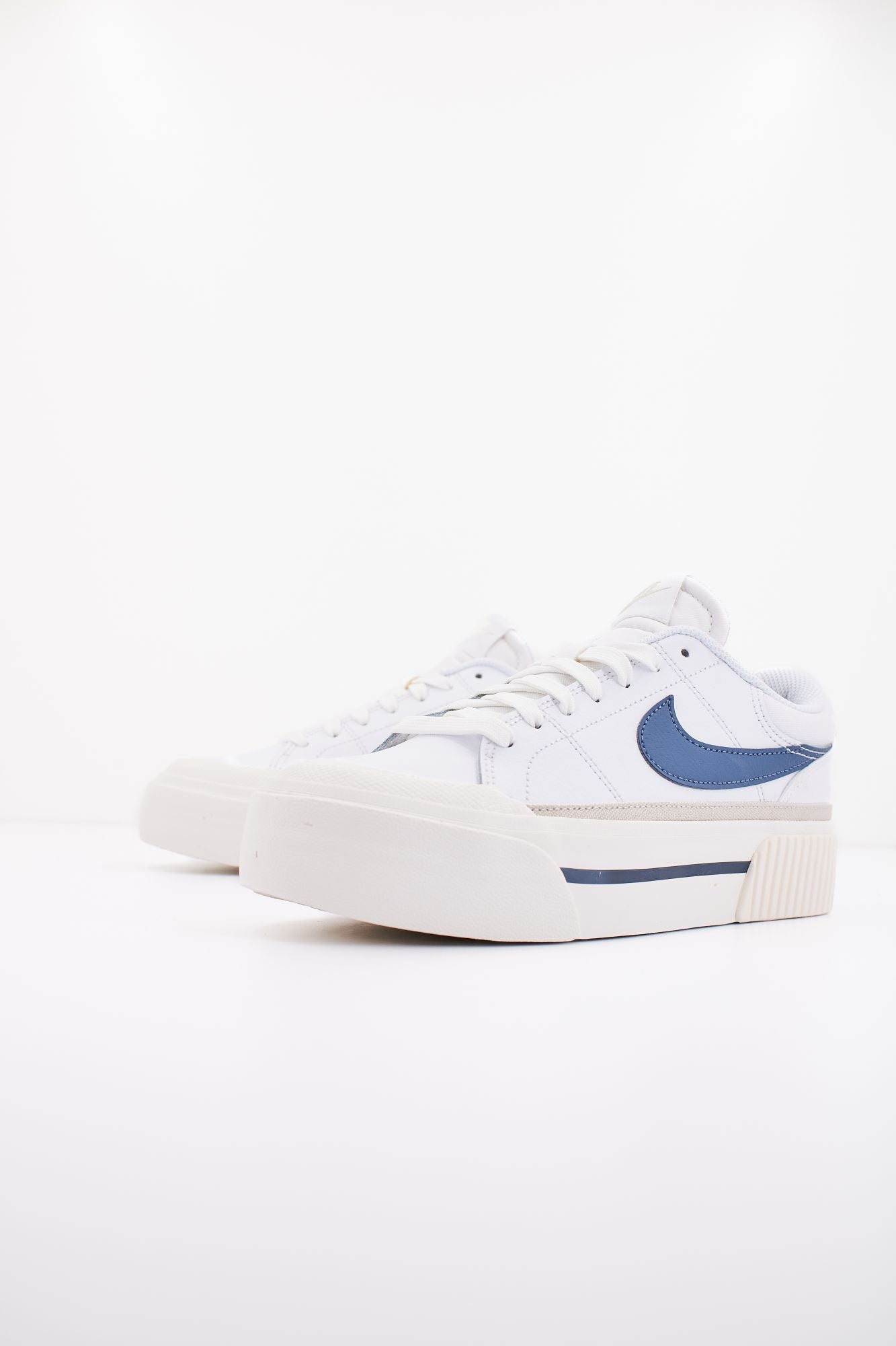 NIKE  COURT LEGACY LIFT en color BLANCO (2)