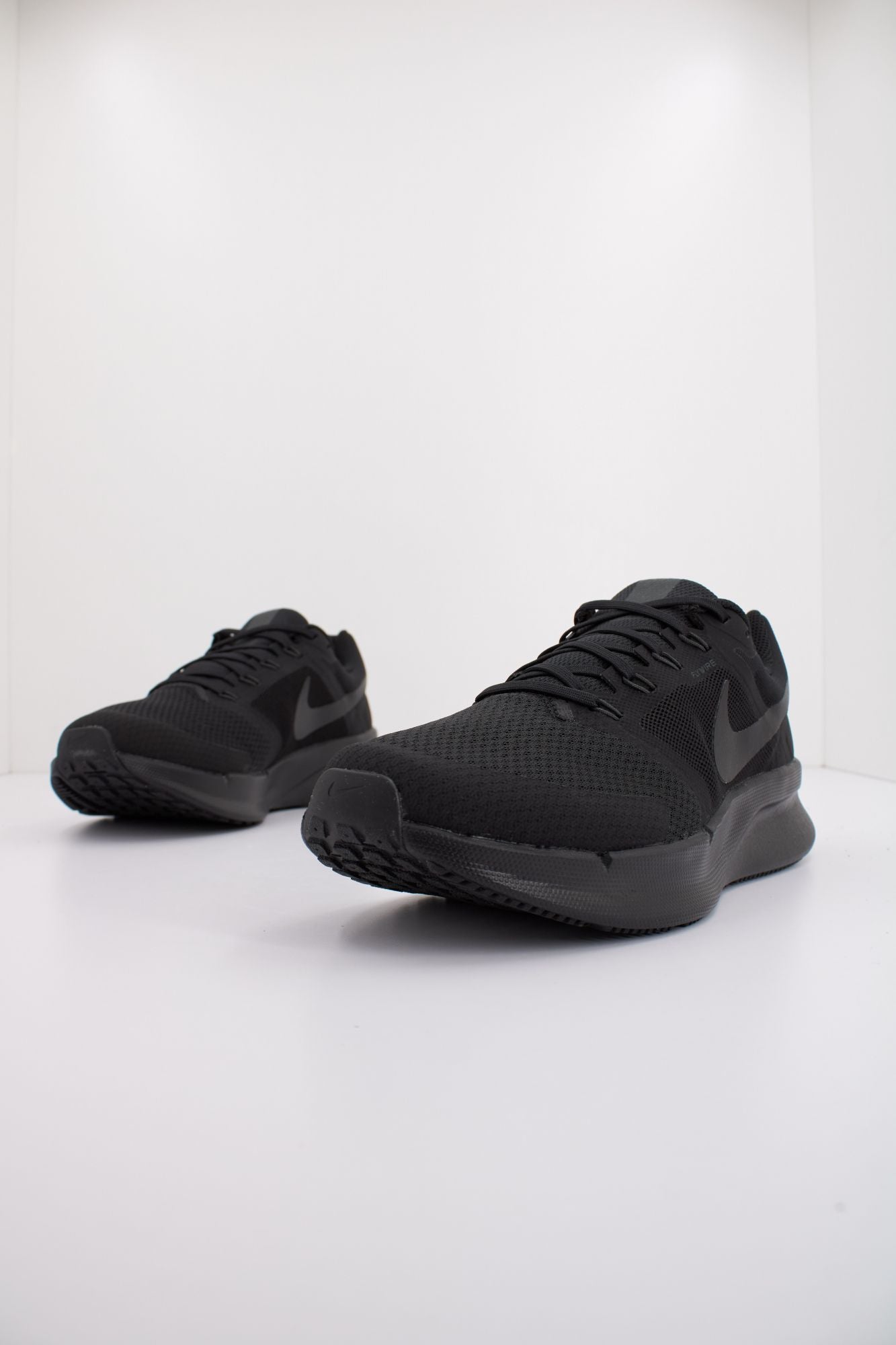 NIKE RUN SWIFT 3 MEN'S ROAD en color NEGRO (2)