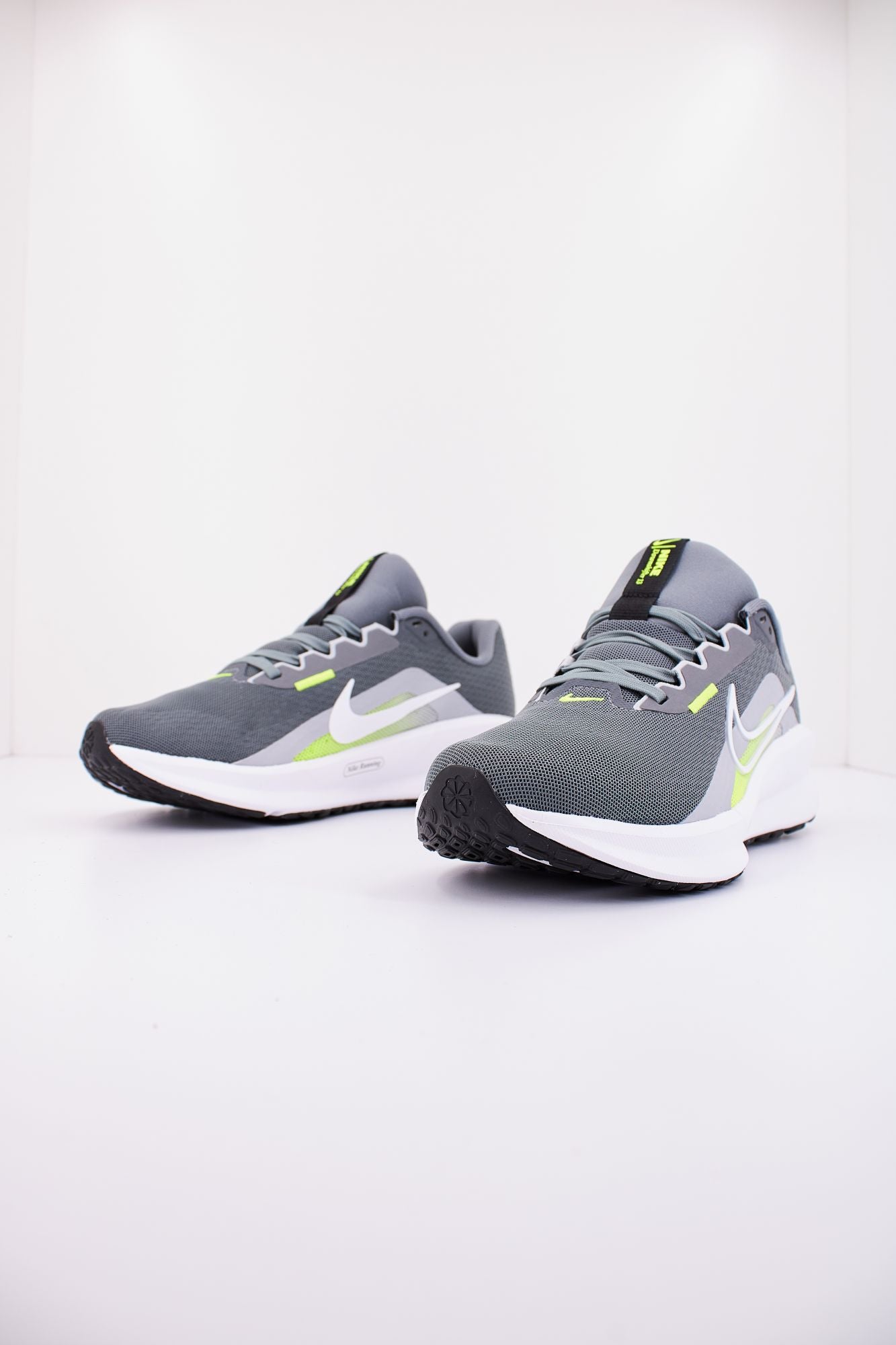 NIKE DOWNSHIFTER 13 en color VERDE (2)