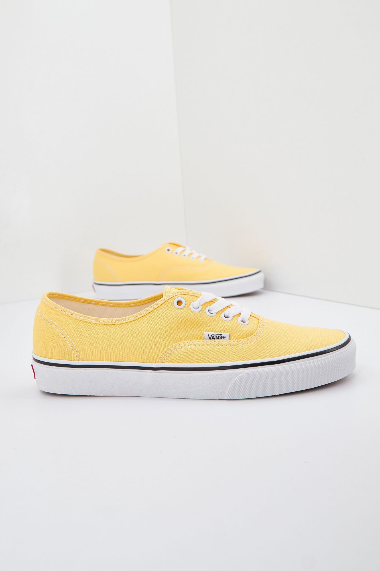 VANS  UA AUTHENTIC en color AMARILLO (1)
