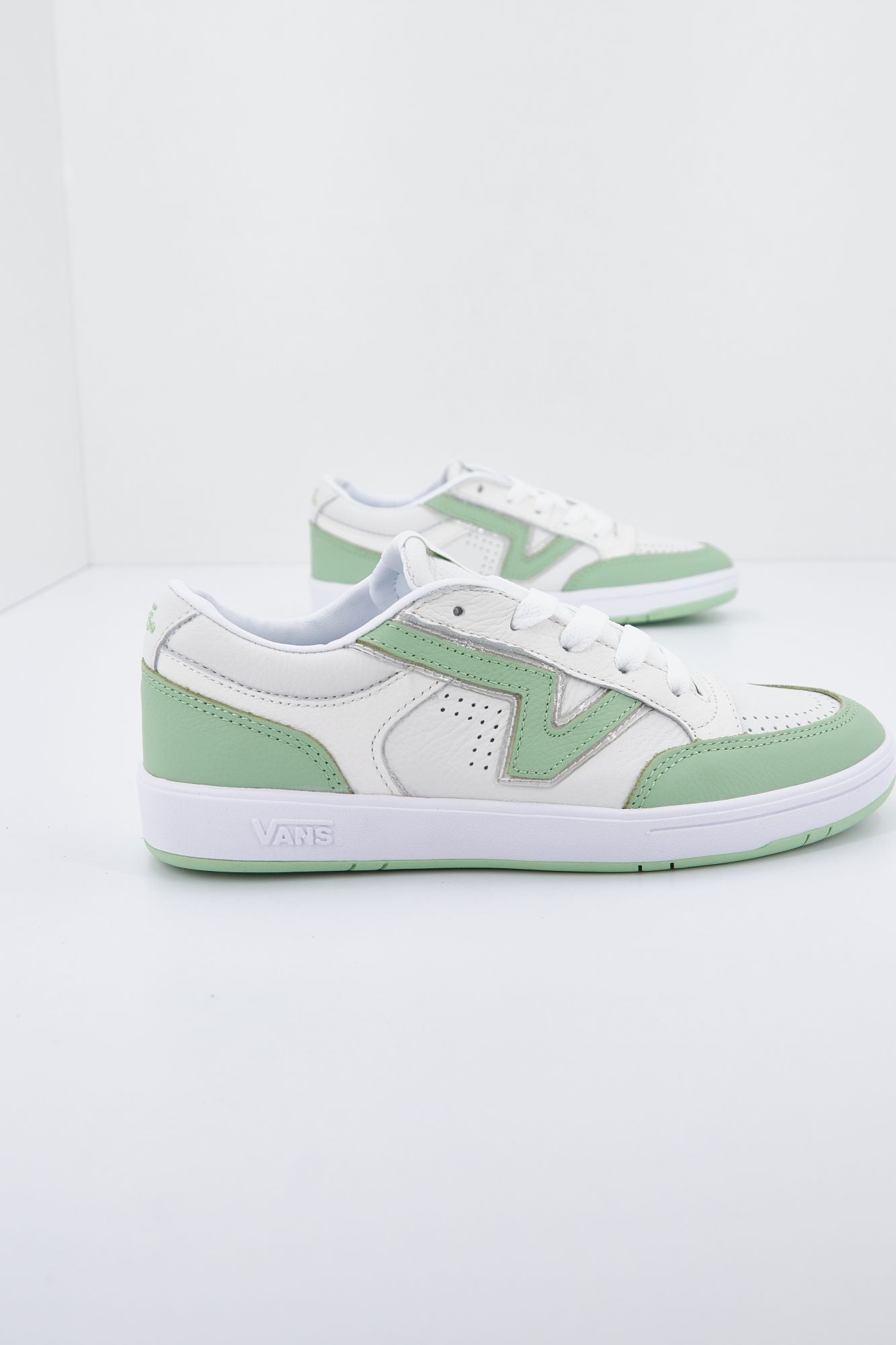 VANS UA LOWLAND CC en color BLANCO (2)
