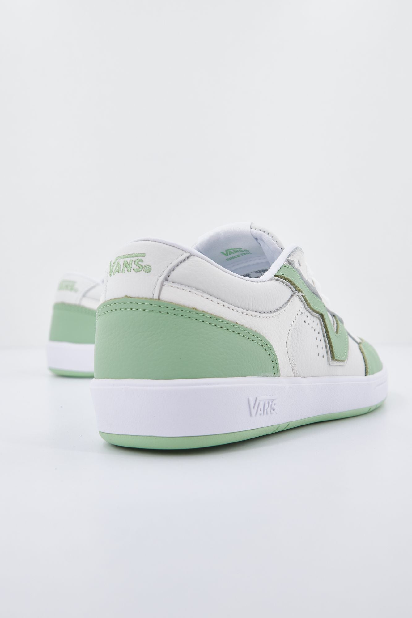 VANS UA LOWLAND CC en color BLANCO (3)