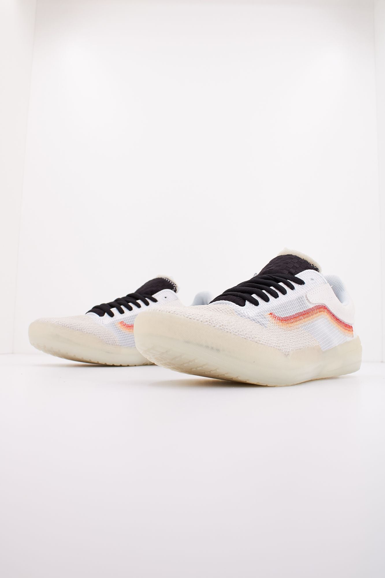 VANS ULTIMATEWAFFLE en color BLANCO (2)