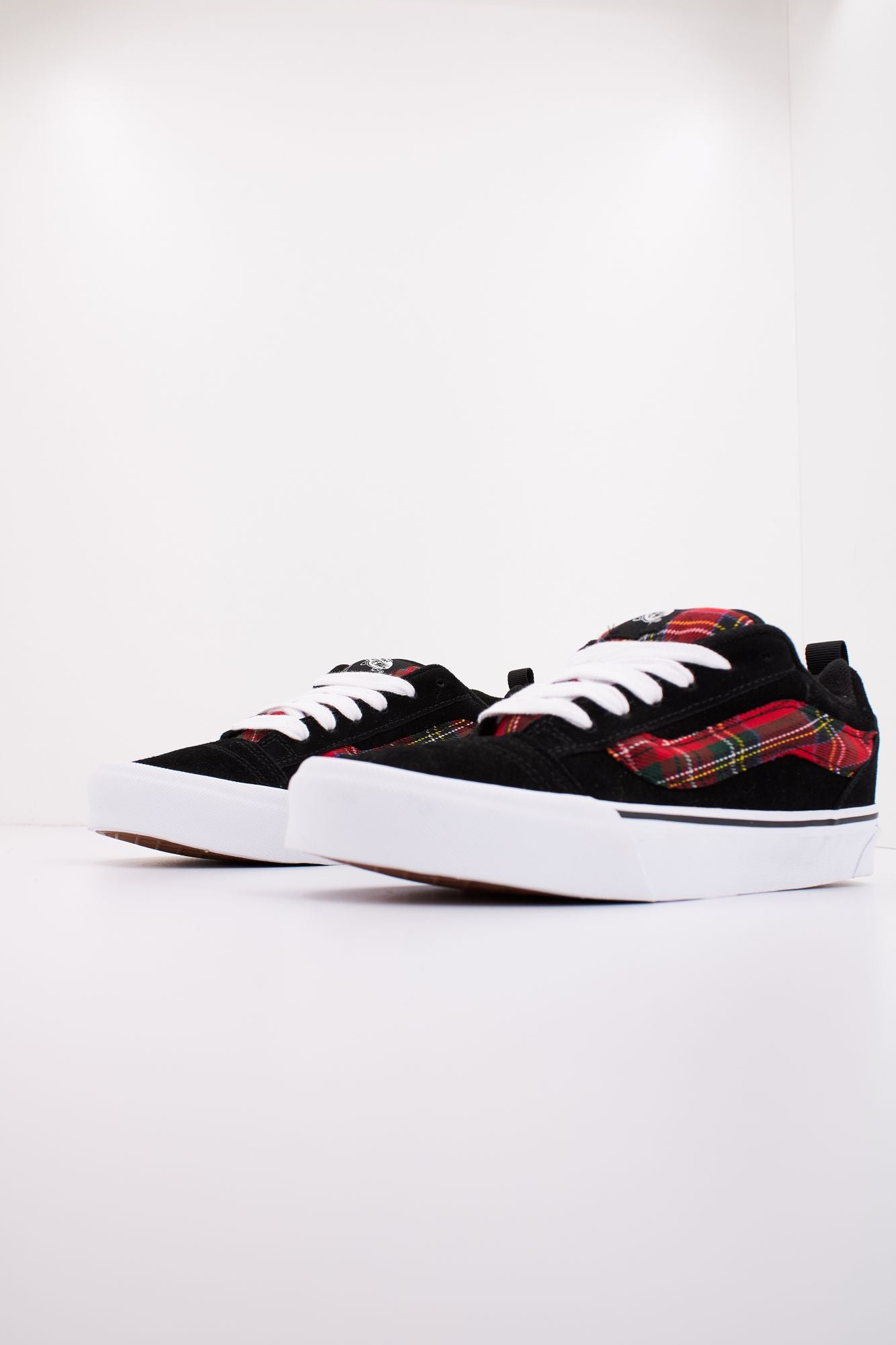 VANS KNU SKOOL en color NEGRO (2)