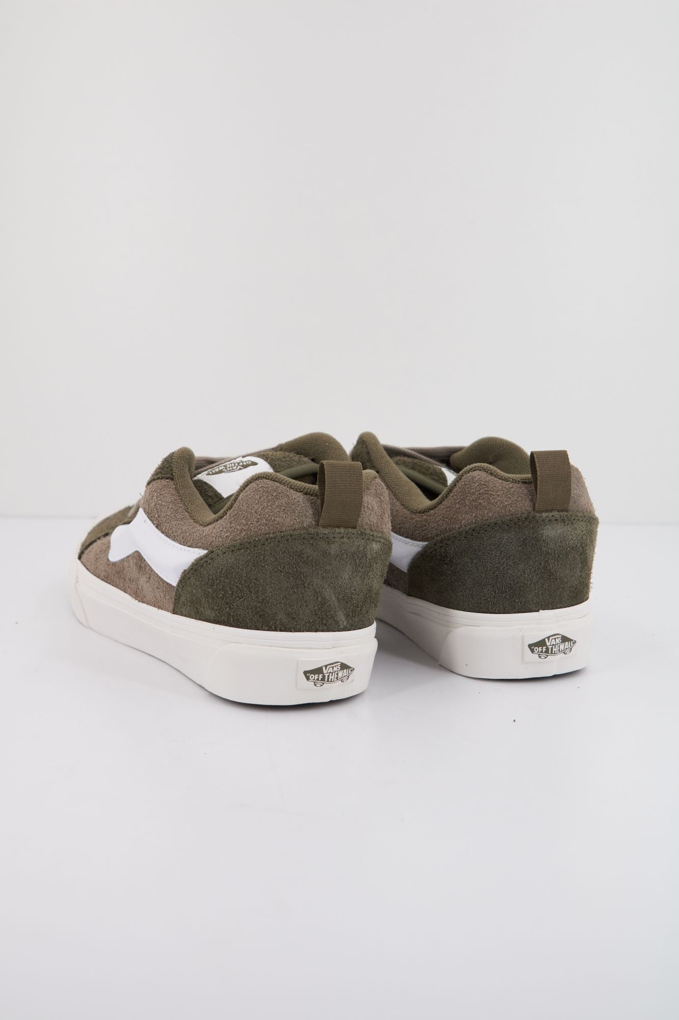 VANS KNU SKOOL en color GRIS (3)