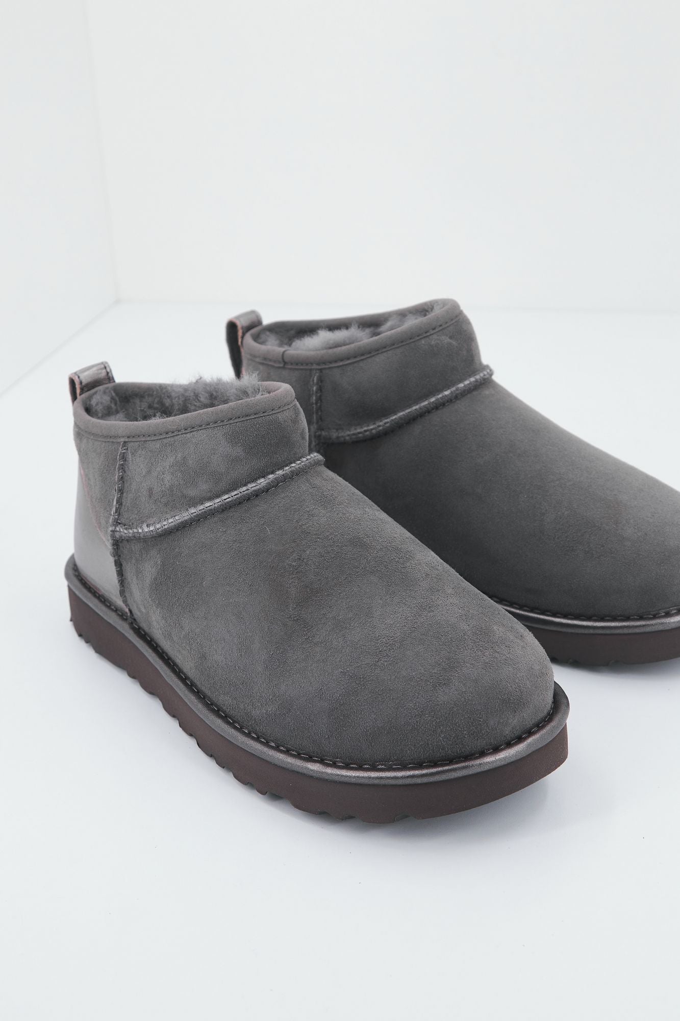 UGG CLASSIC ULTRA MINI SHINE en color GRIS (4)