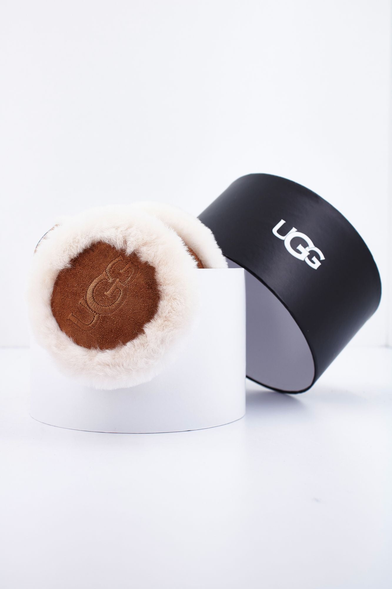 UGG W EMBROIDERED LOGO EARMUFF en color MARRON (3)